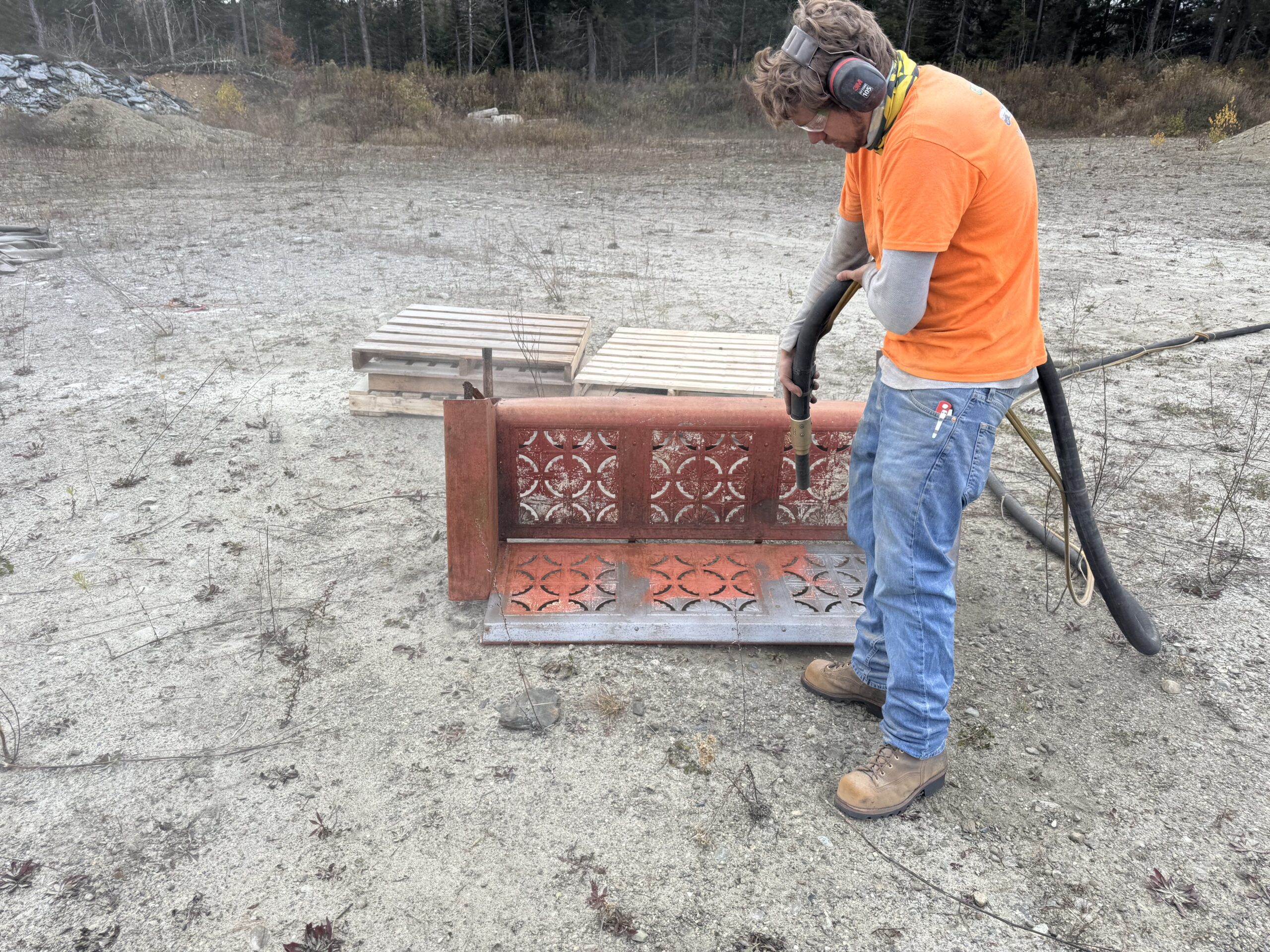 Pit Day 2025 – Sandblasted Metal Bench Restoration Old metal bench sandblasted during Pit Day Fall 2025 by Green Mountain Mobile Sandblasting and Powder Coating in Eden Vermont