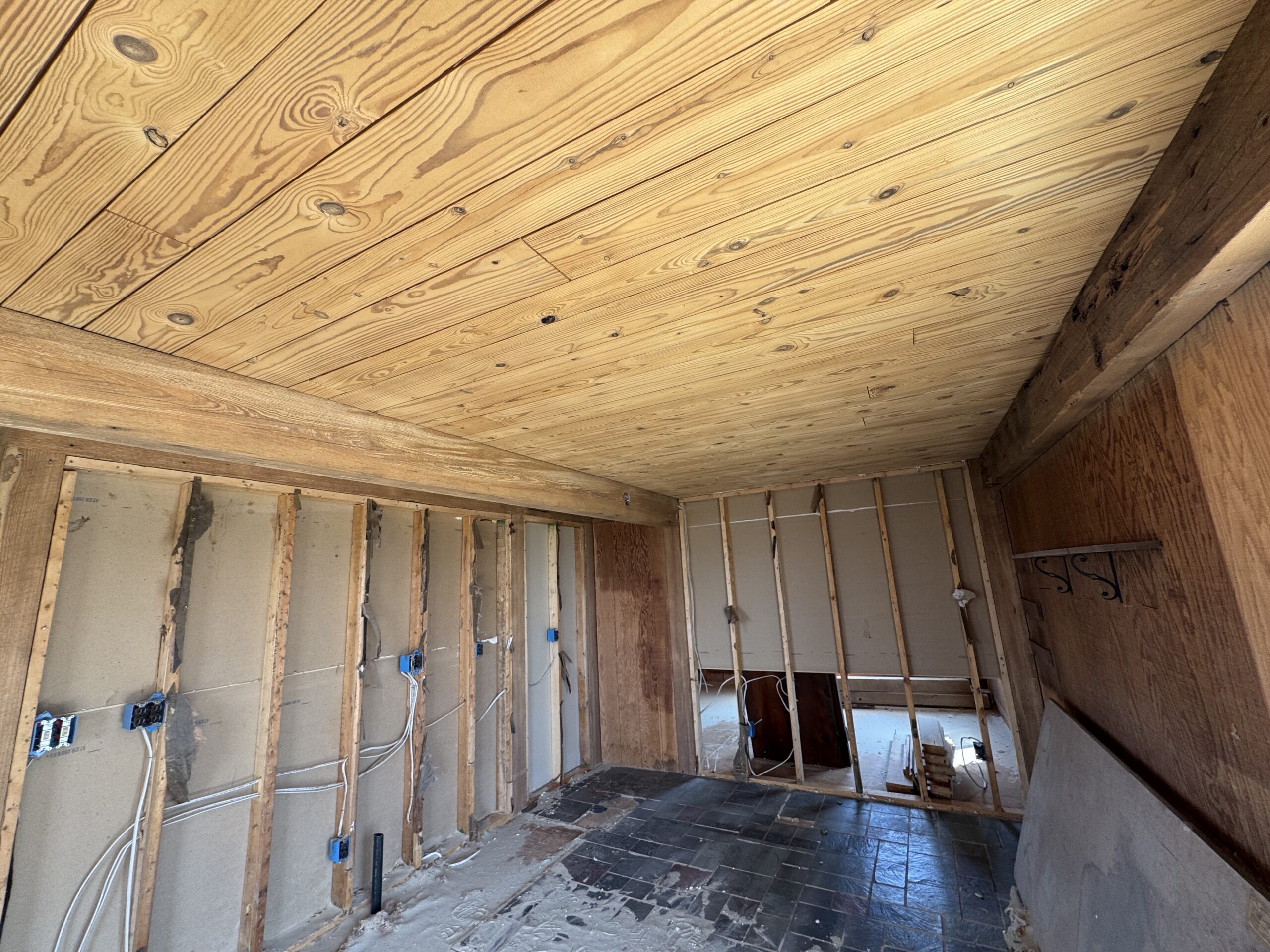 Lake Champlain Cabin – Interior Wood Sandblasting Restoration Cabin interior ceilings and wood beams sandblasted on Lake Champlain by Green Mountain Sandblasting and Powder Coating LLC showing before during and after restoration