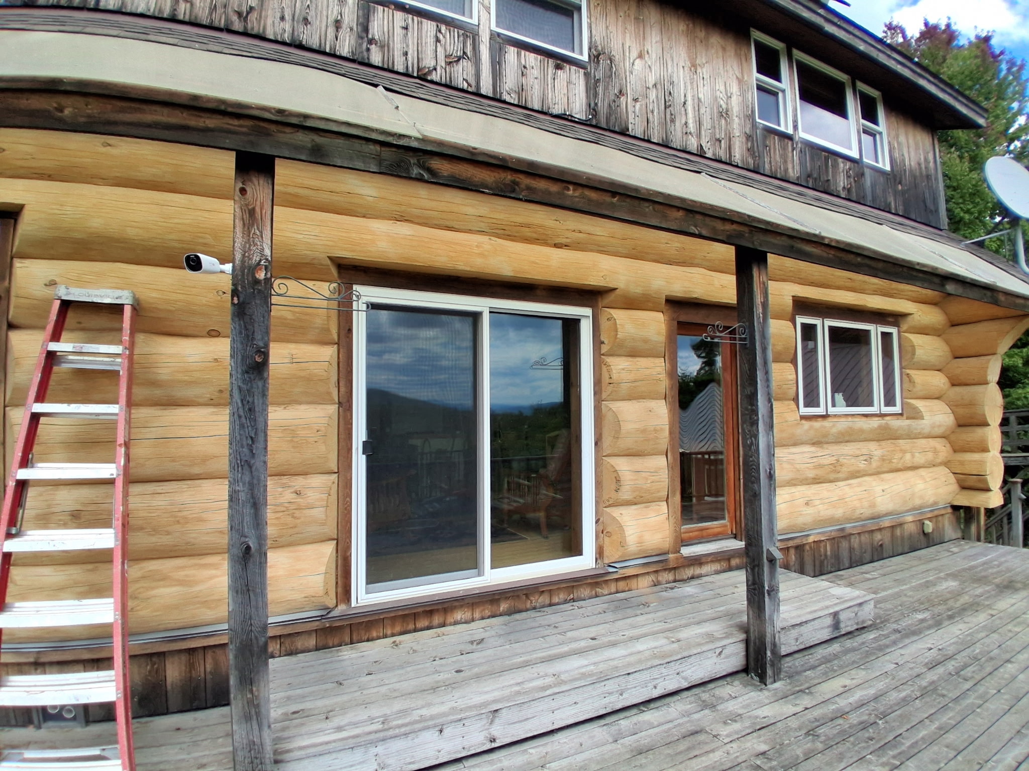 Log Cabin Sandblasting & Weathering Removal – Roxbury, Vermont Before and after log cabin restoration in Roxbury Vermont showing gray weathered logs sandblasted back to clean natural wood