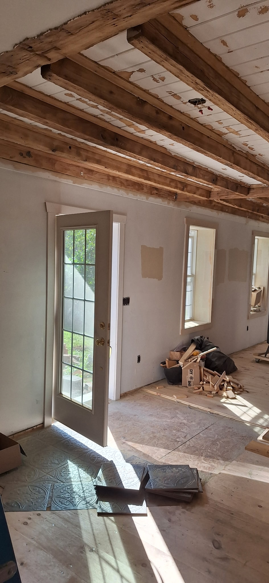 Interior Wood Beam Sandblasting – Isle La Motte, Vermont Interior ceiling beams in an Isle La Motte Vermont home selectively sandblasted to remove paint while leaving the surrounding wood untouched